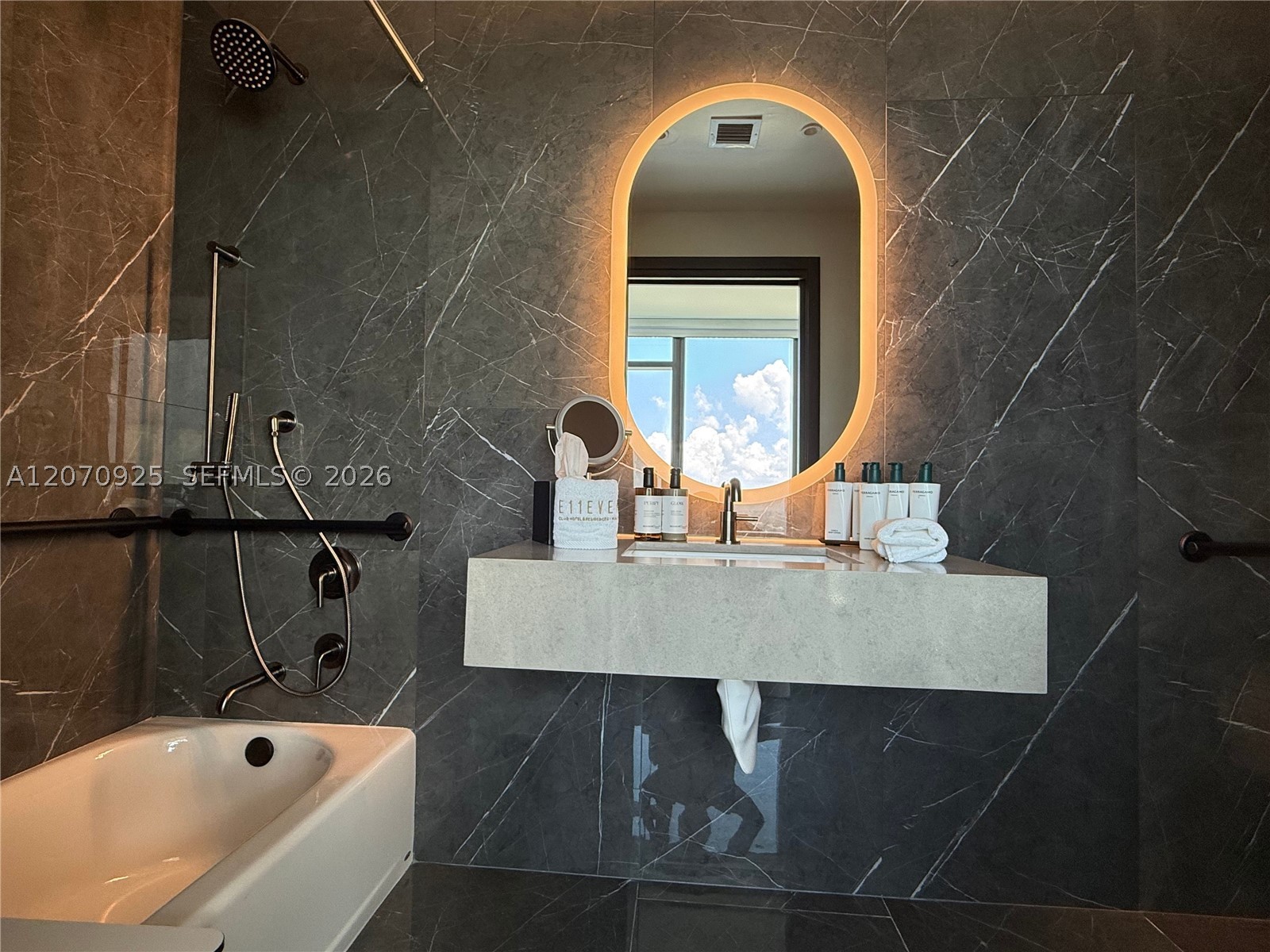 image E11EVEN Hotel & Residences6