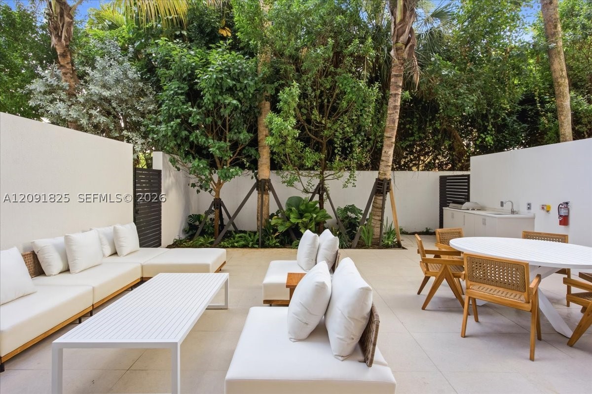 2200 Brickell Ave #GV04 Miami, FL 33129