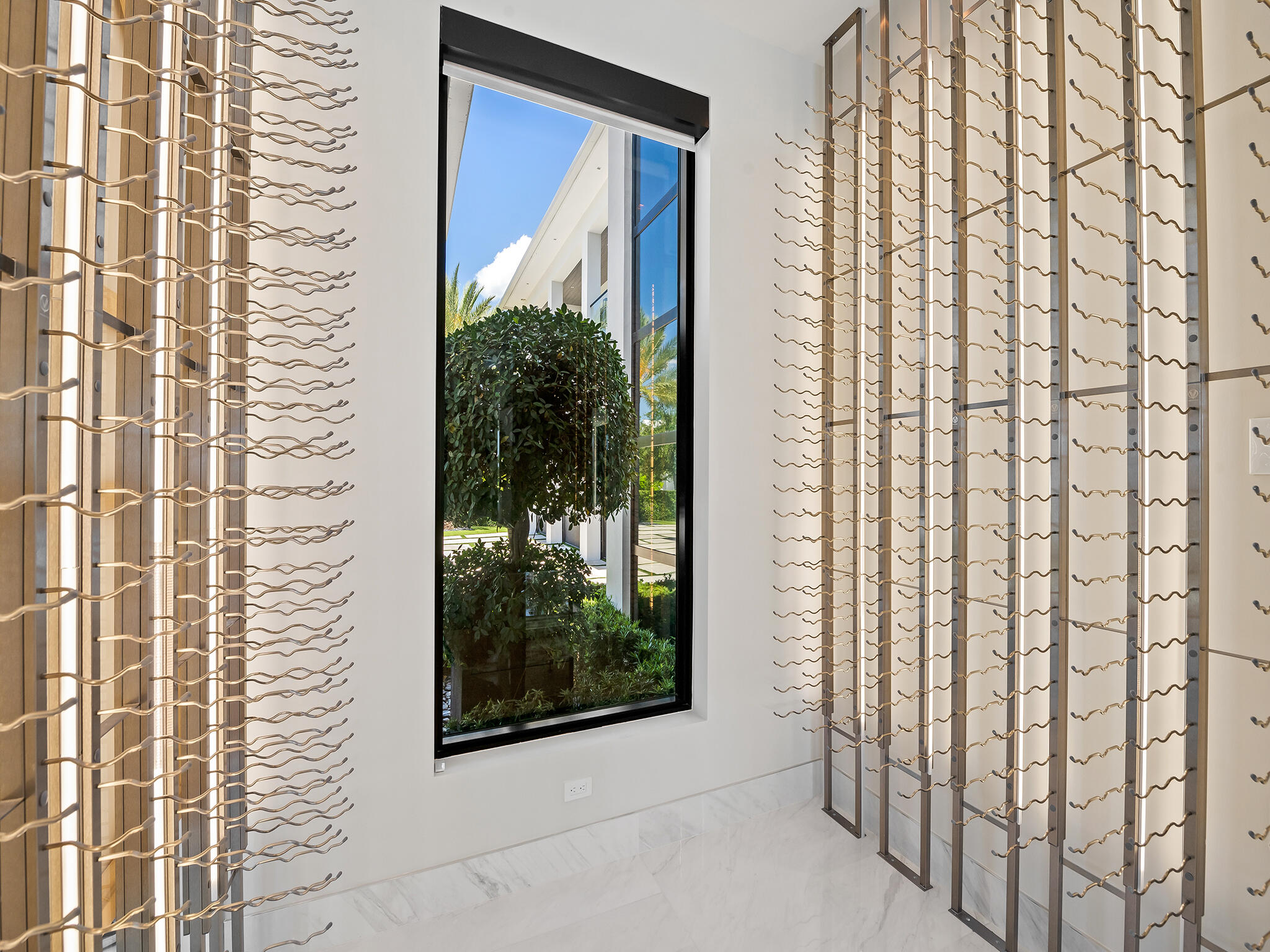 3916 Country Clb Fort Lauderdale, FL 33308