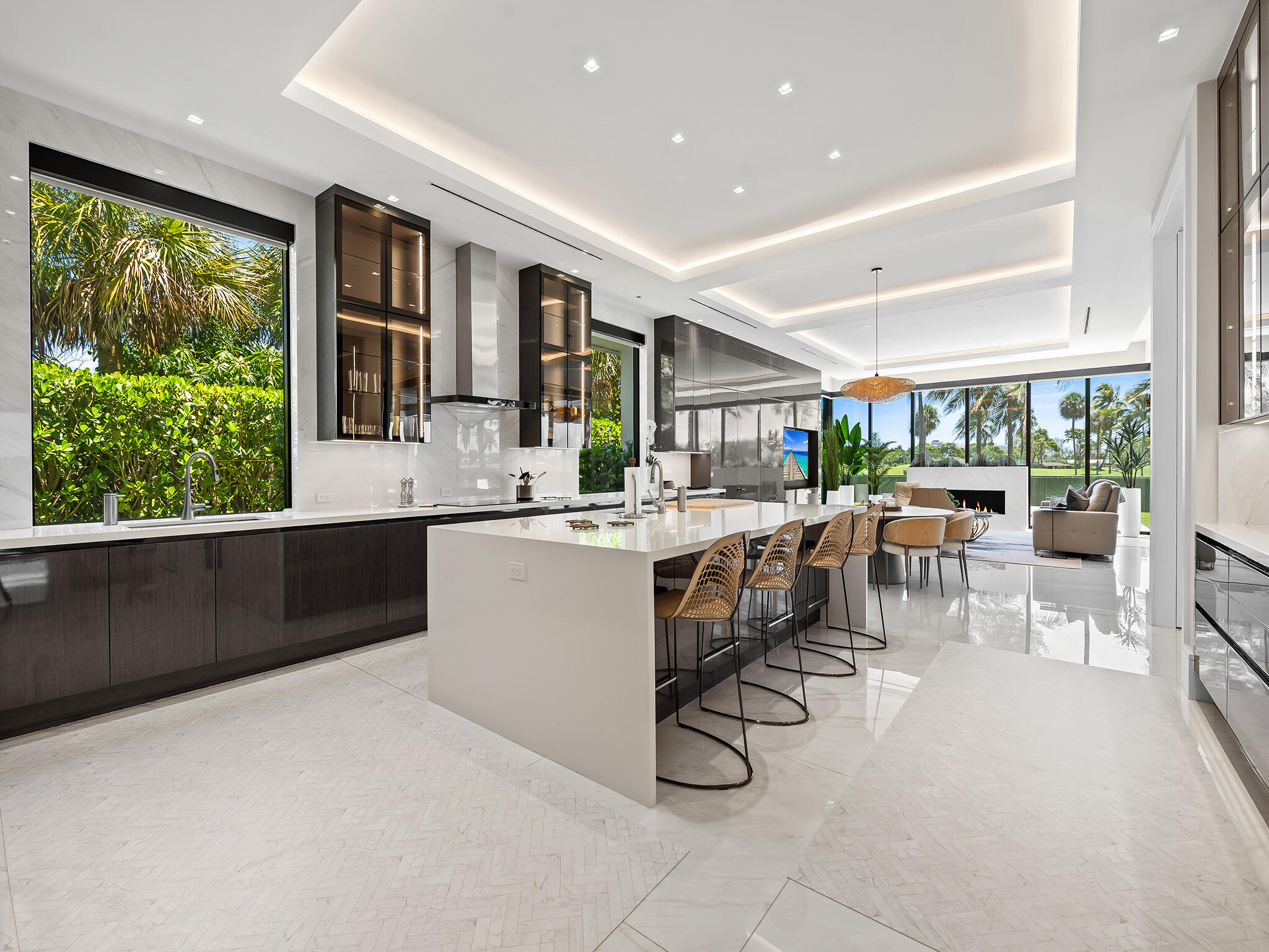 3916 Country Clb Fort Lauderdale, FL 33308