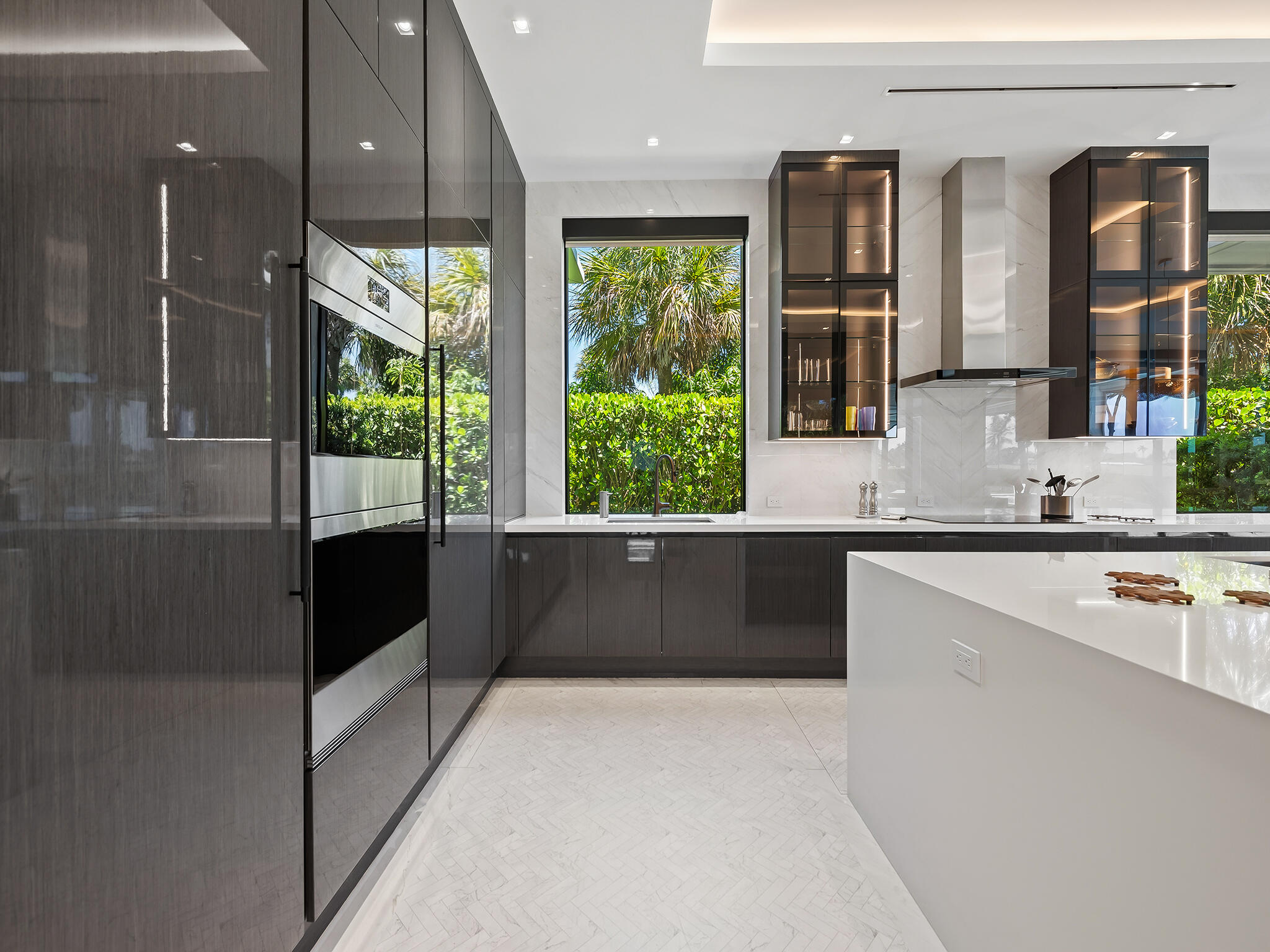 3916 Country Clb Fort Lauderdale, FL 33308