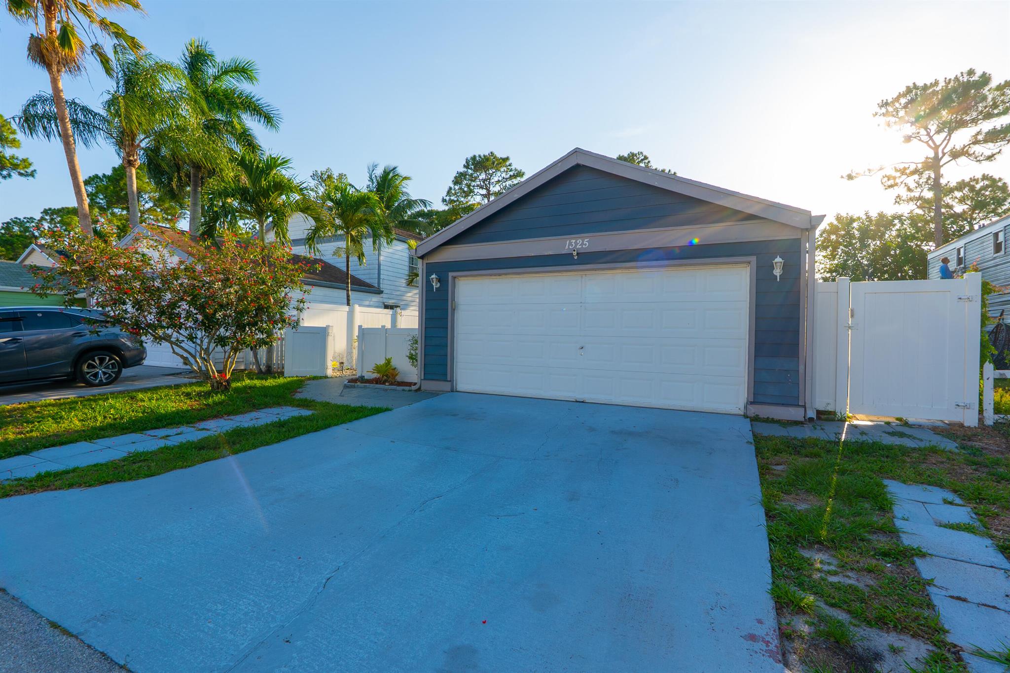 1325 Strawberry Ln