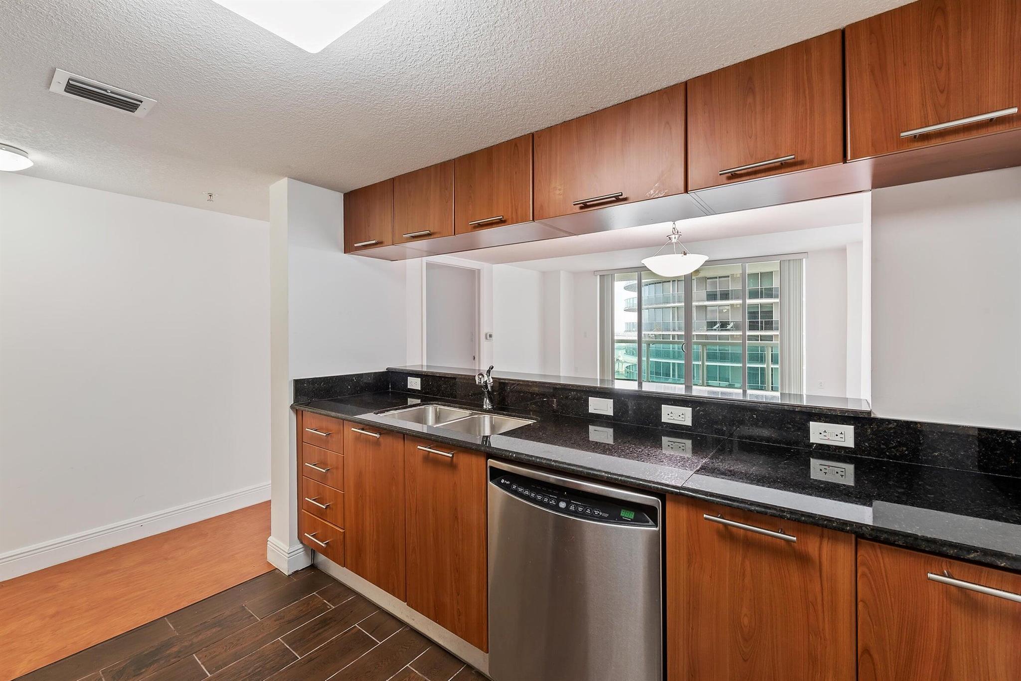 image 1800 CLUB CONDO12