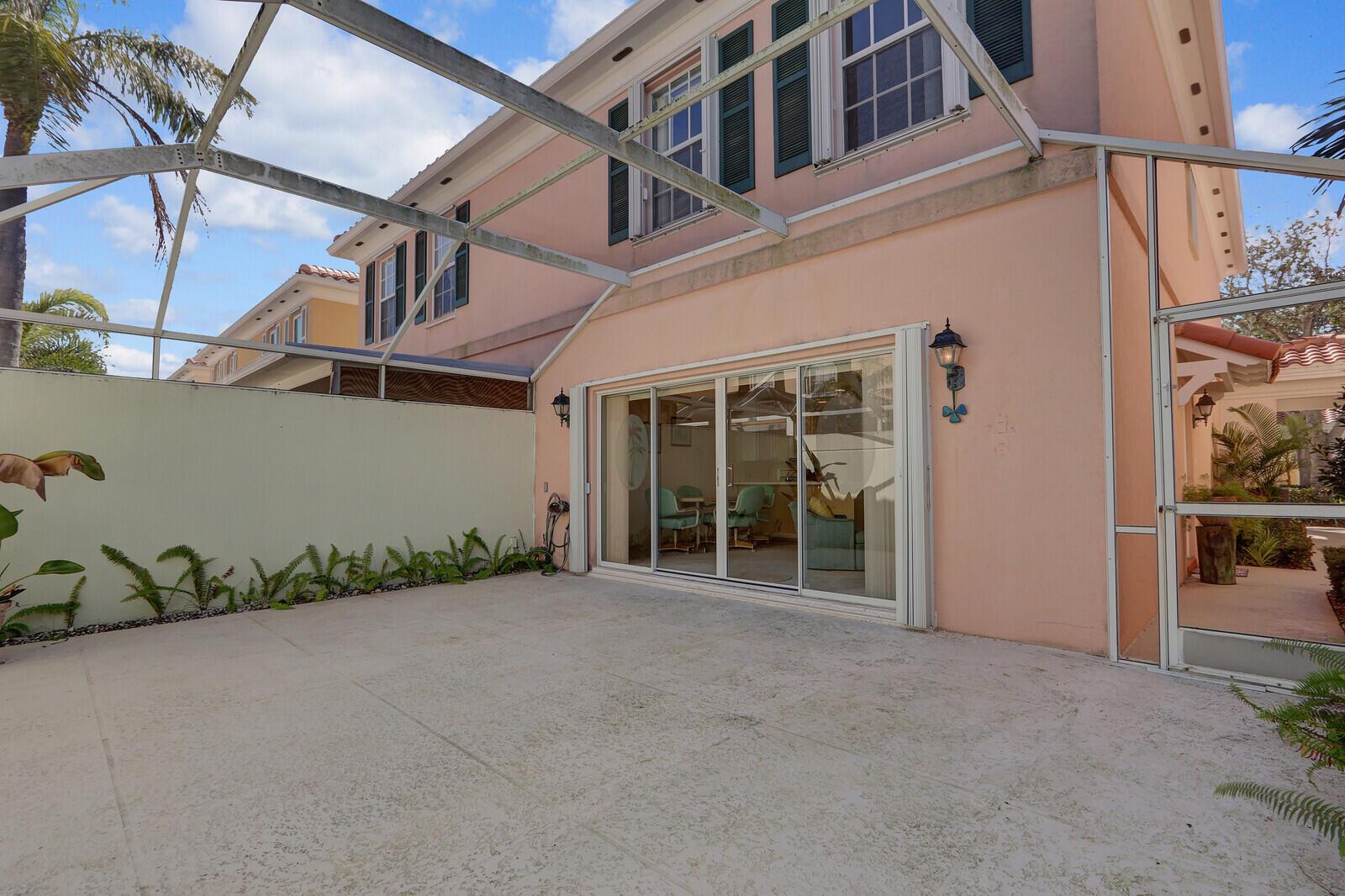 11 Laurel Oaks Cir