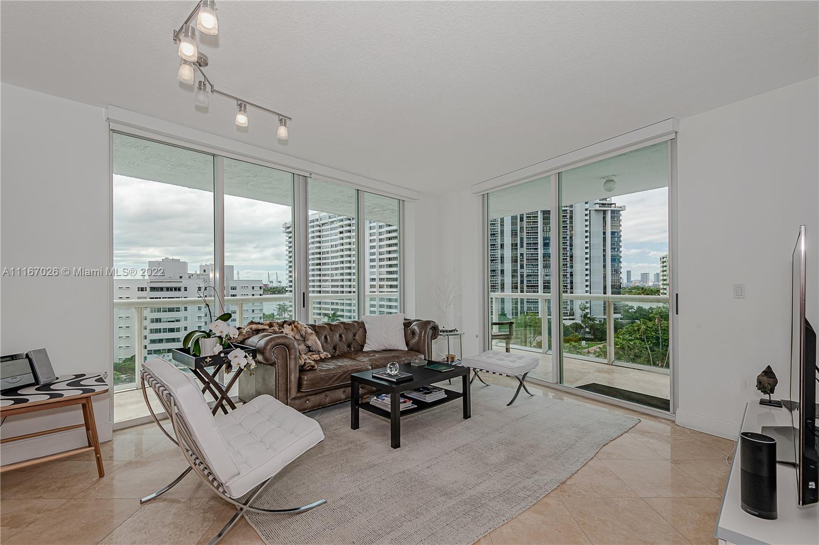 10 Venetian Way #906