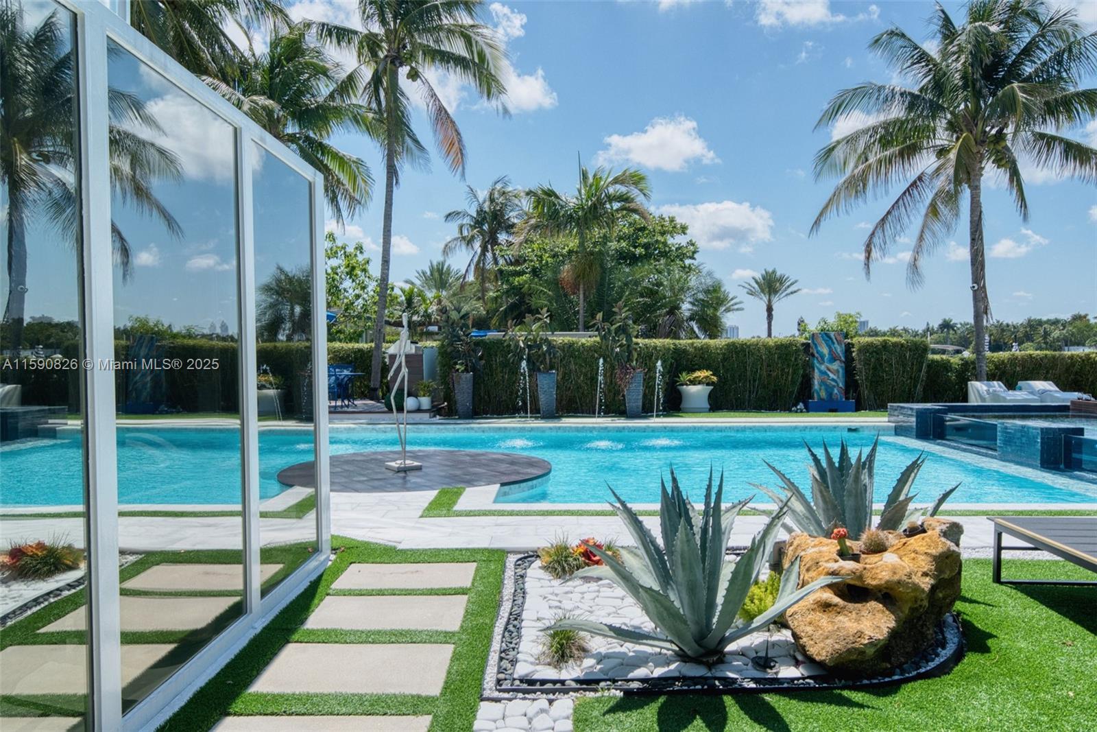 934 S Southlake Dr Hollywood, FL 33019