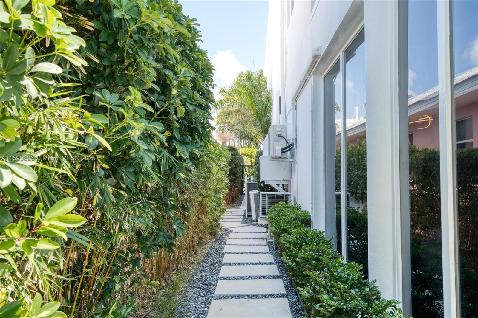 934 S Southlake Dr Hollywood, FL 33019