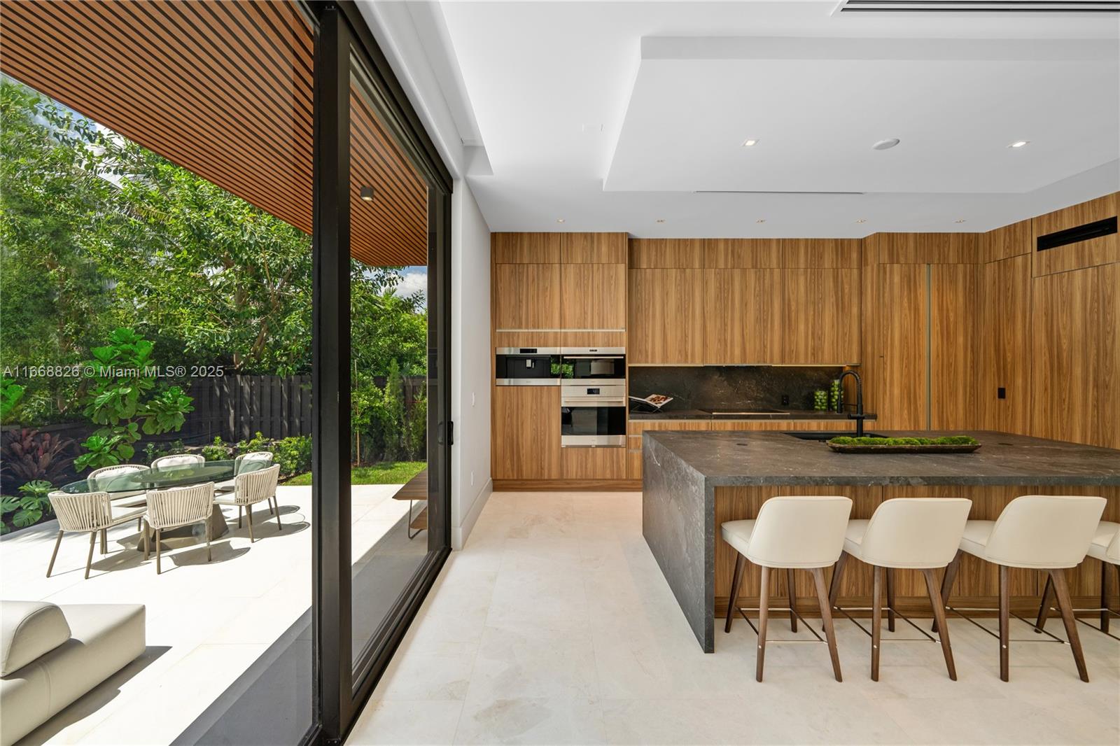 262 189th Ter Sunny Isles Beach, FL 33160