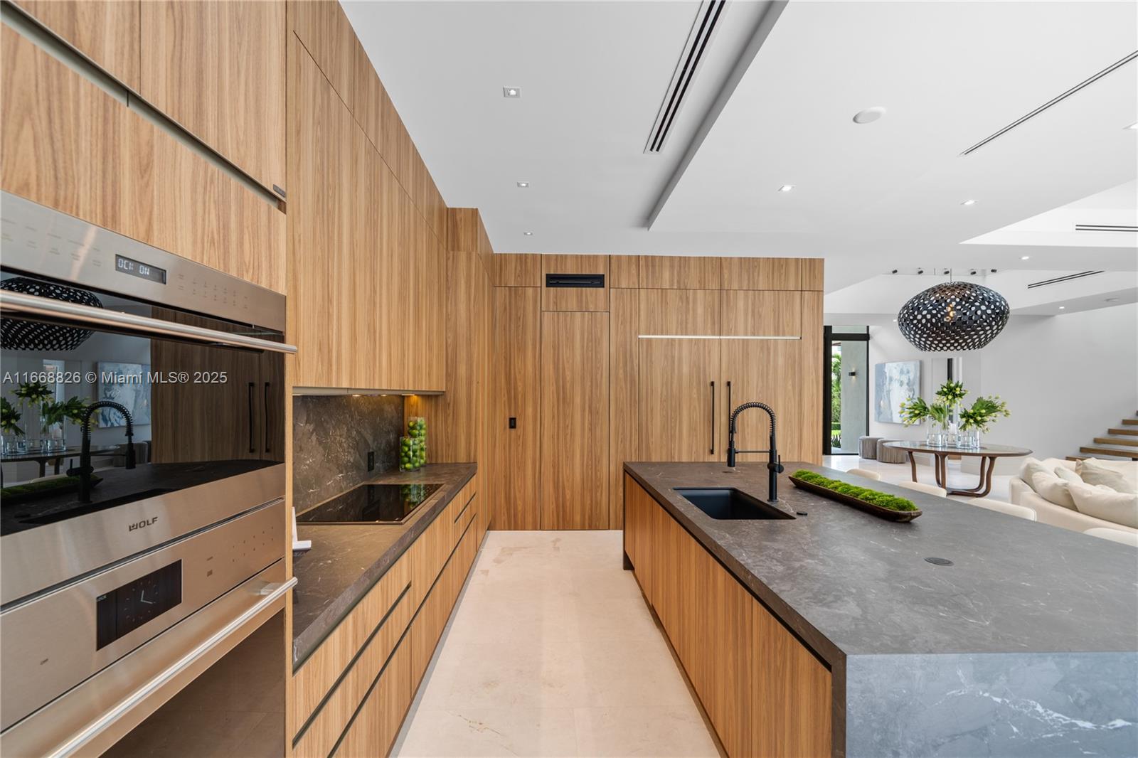 262 189th Ter Sunny Isles Beach, FL 33160