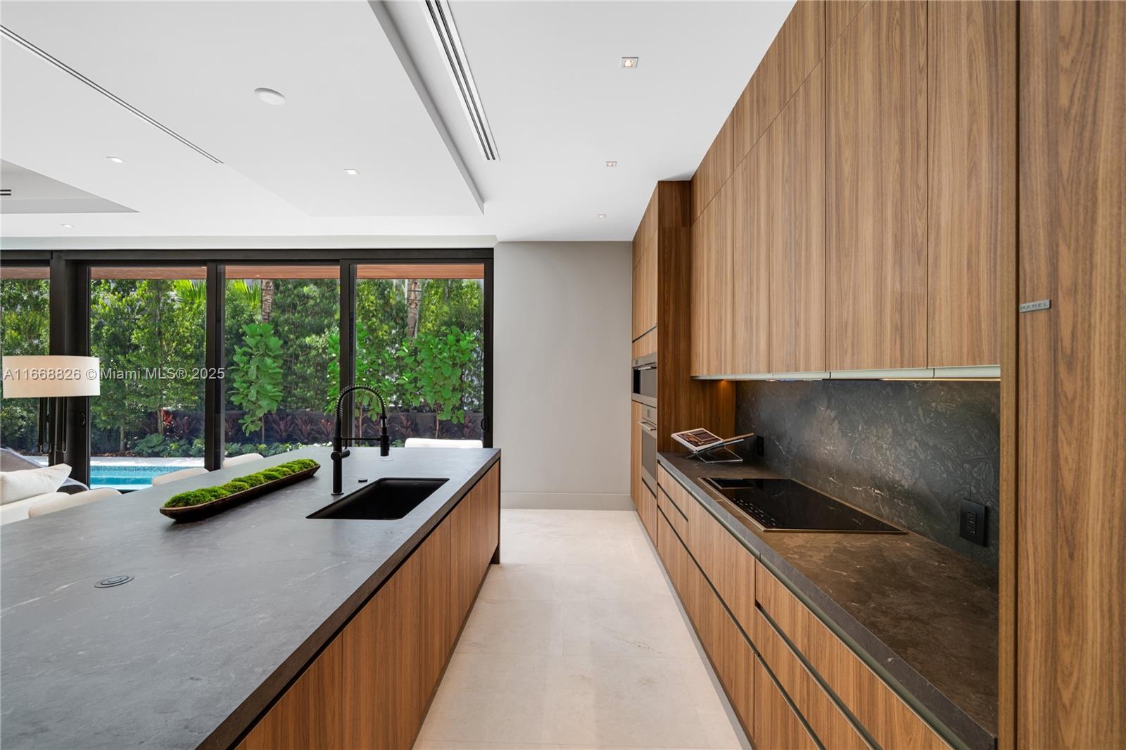 262 189th Ter Sunny Isles Beach, FL 33160