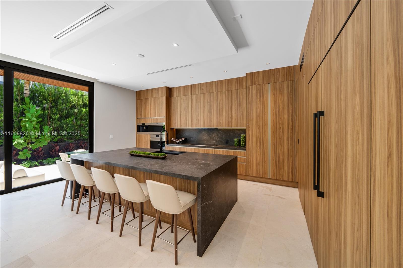 262 189th Ter Sunny Isles Beach, FL 33160