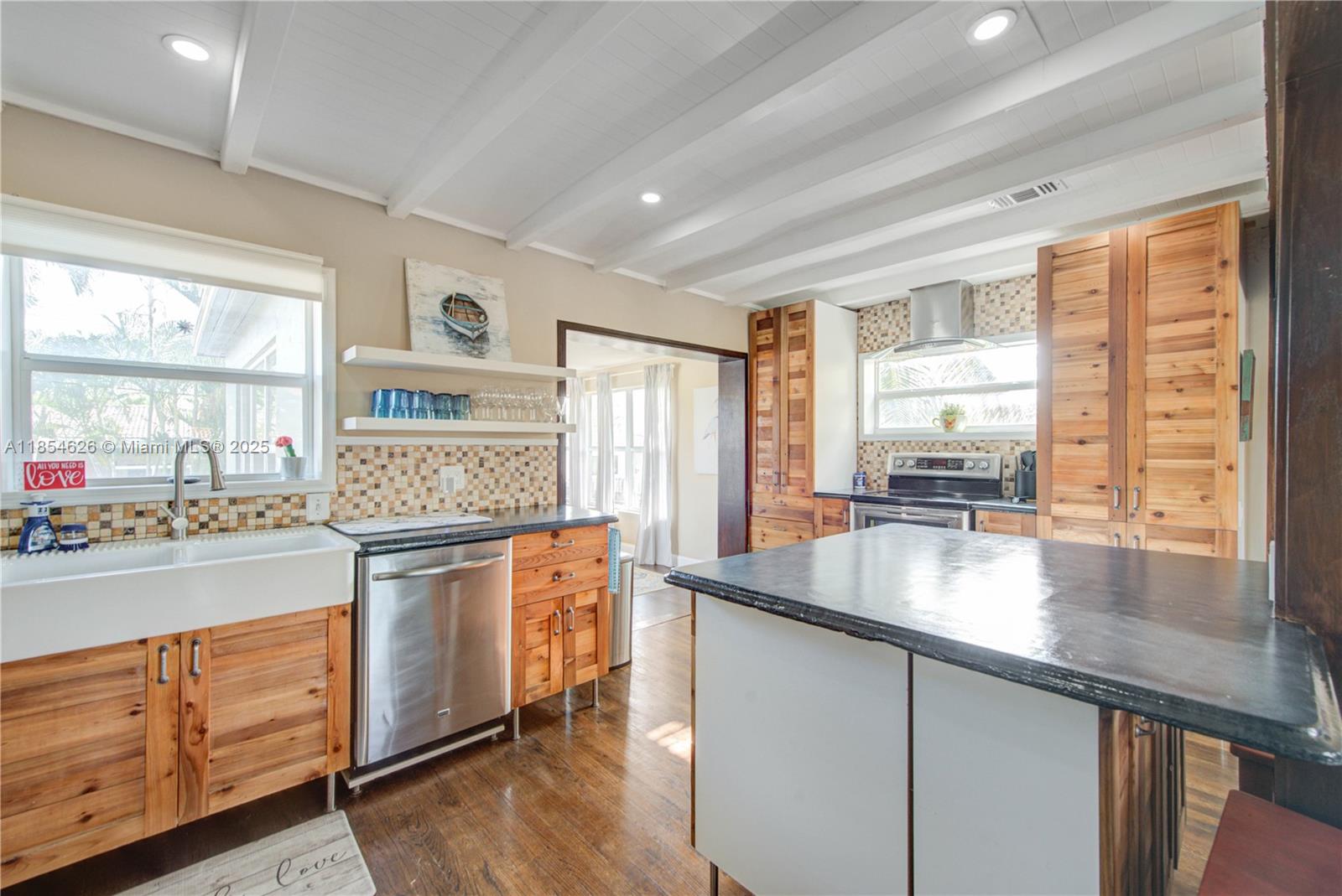 1100 NE 4th St Hallandale Beach, FL 33009