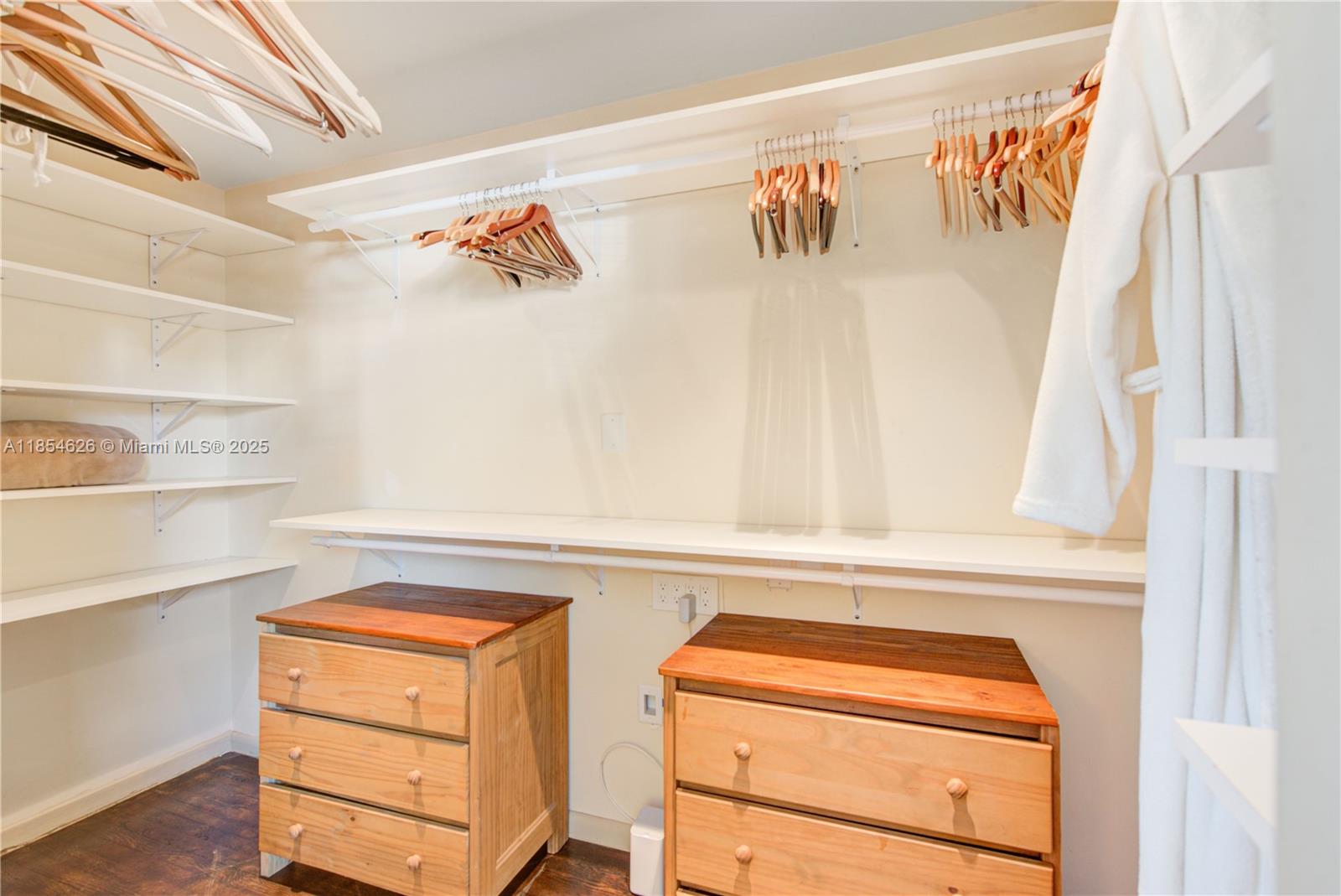 1100 NE 4th St Hallandale Beach, FL 33009