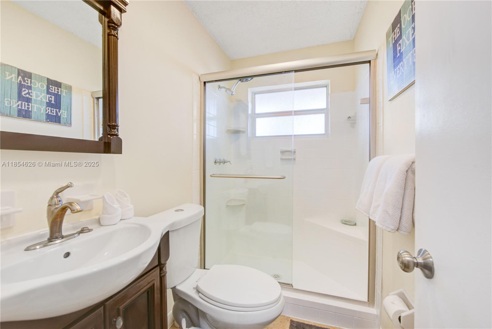 1100 NE 4th St Hallandale Beach, FL 33009