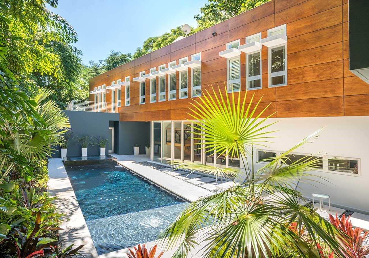 3503 Banyan Cir Coconut Grove, FL 33133