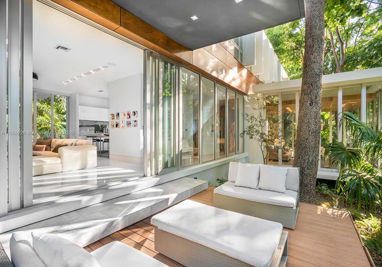 3503 Banyan Cir Coconut Grove, FL 33133