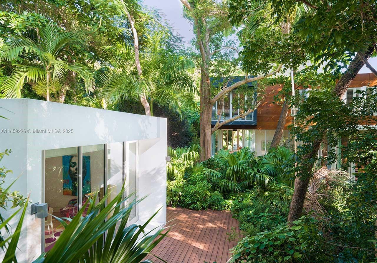 3503 Banyan Cir Coconut Grove, FL 33133