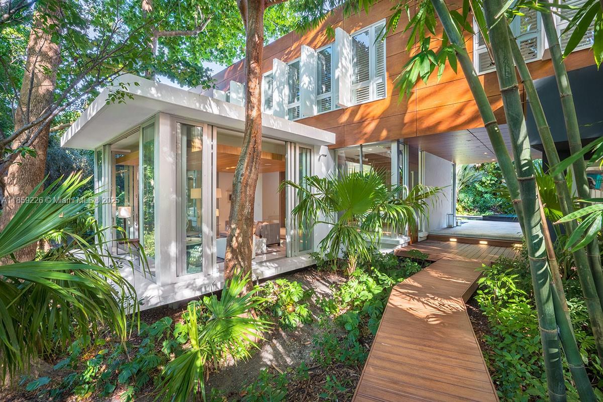 3503 Banyan Cir Coconut Grove, FL 33133