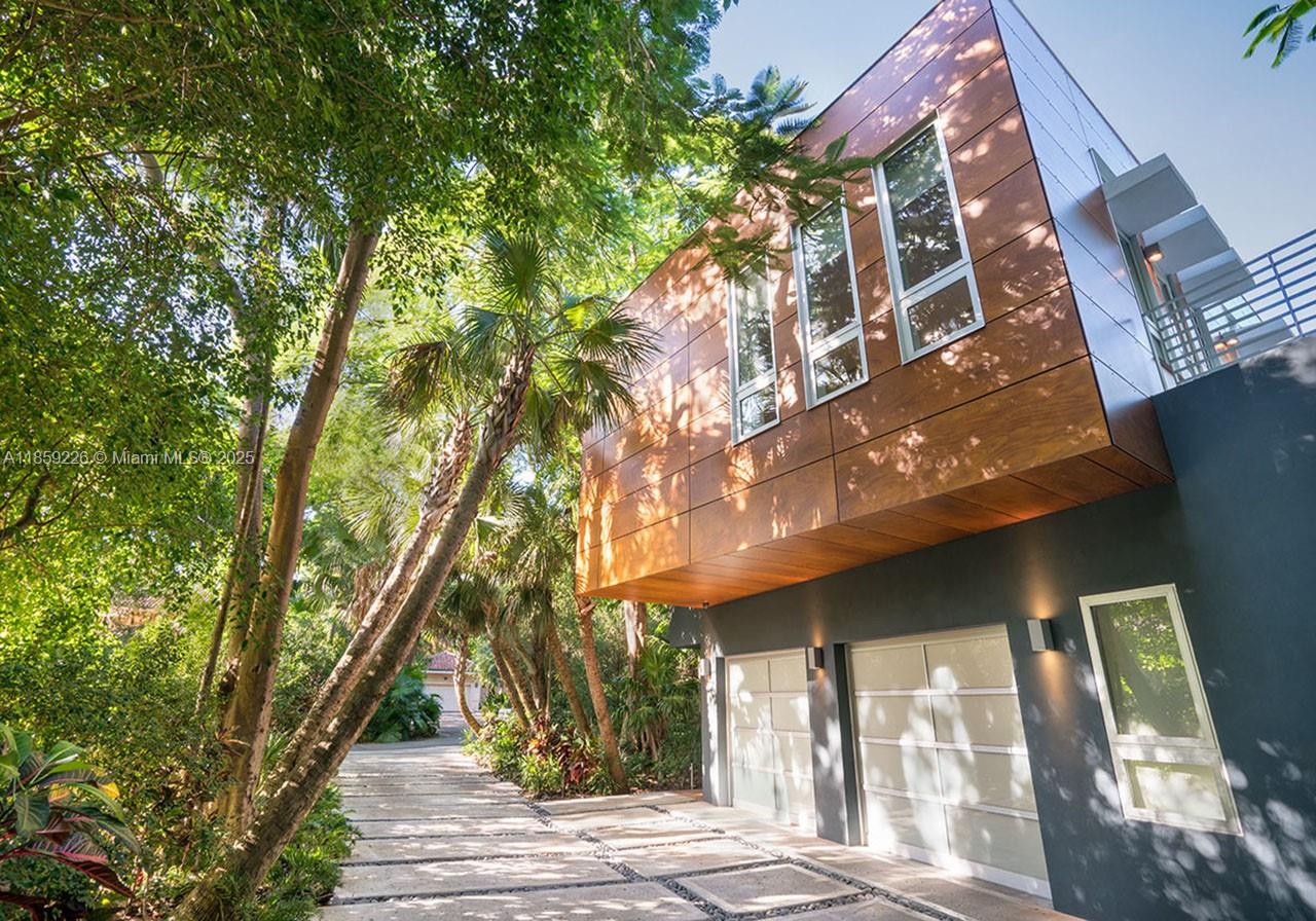 3503 Banyan Cir Coconut Grove, FL 33133