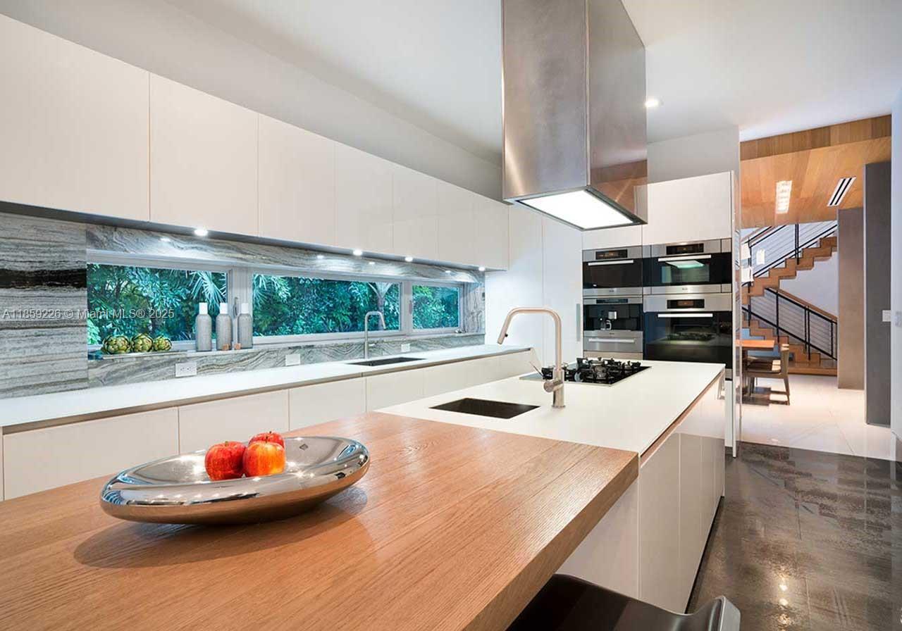 3503 Banyan Cir Coconut Grove, FL 33133