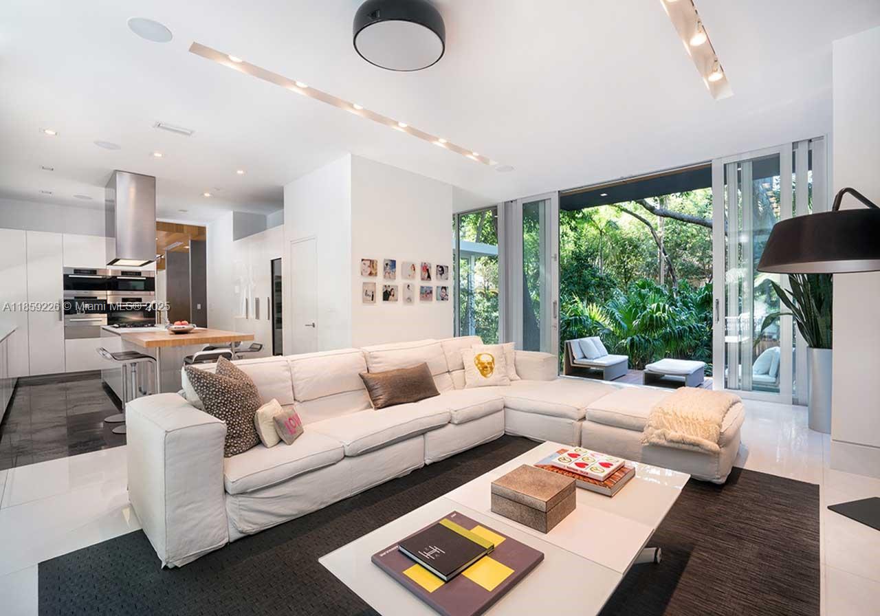 3503 Banyan Cir Coconut Grove, FL 33133