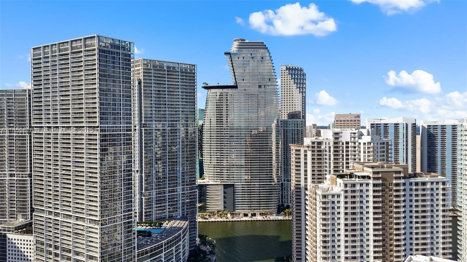image Aston Martin Residences33