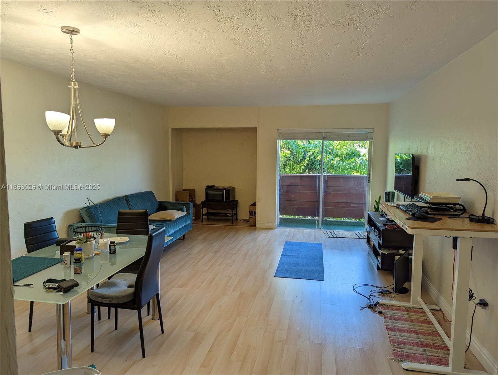 1205 Mariposa Ave #409