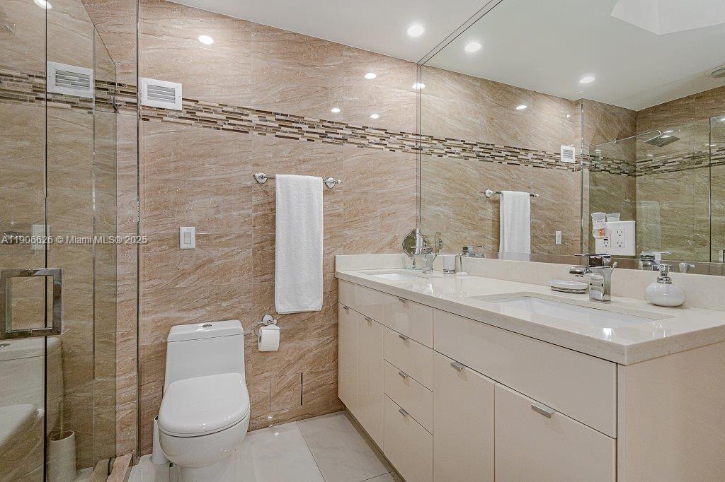 image Roney Palace Condo18