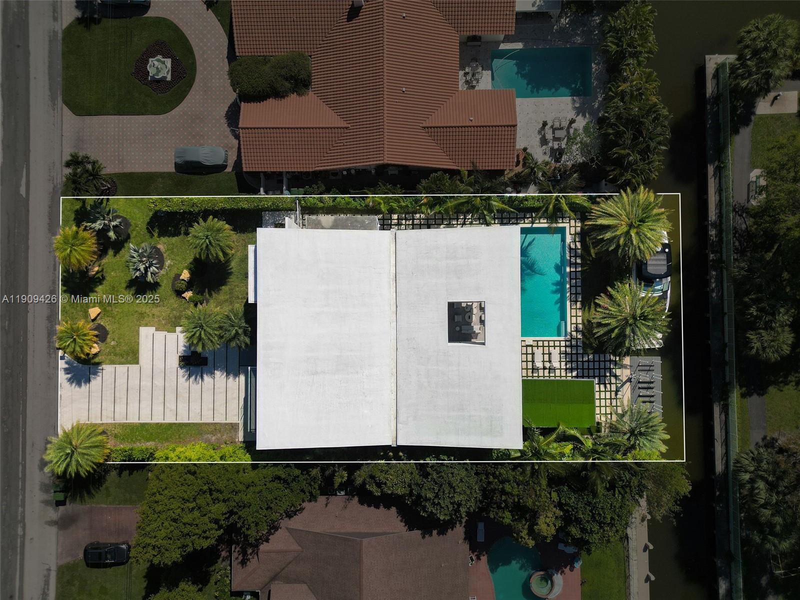 521 Holiday Dr Hallandale Beach, FL 33009