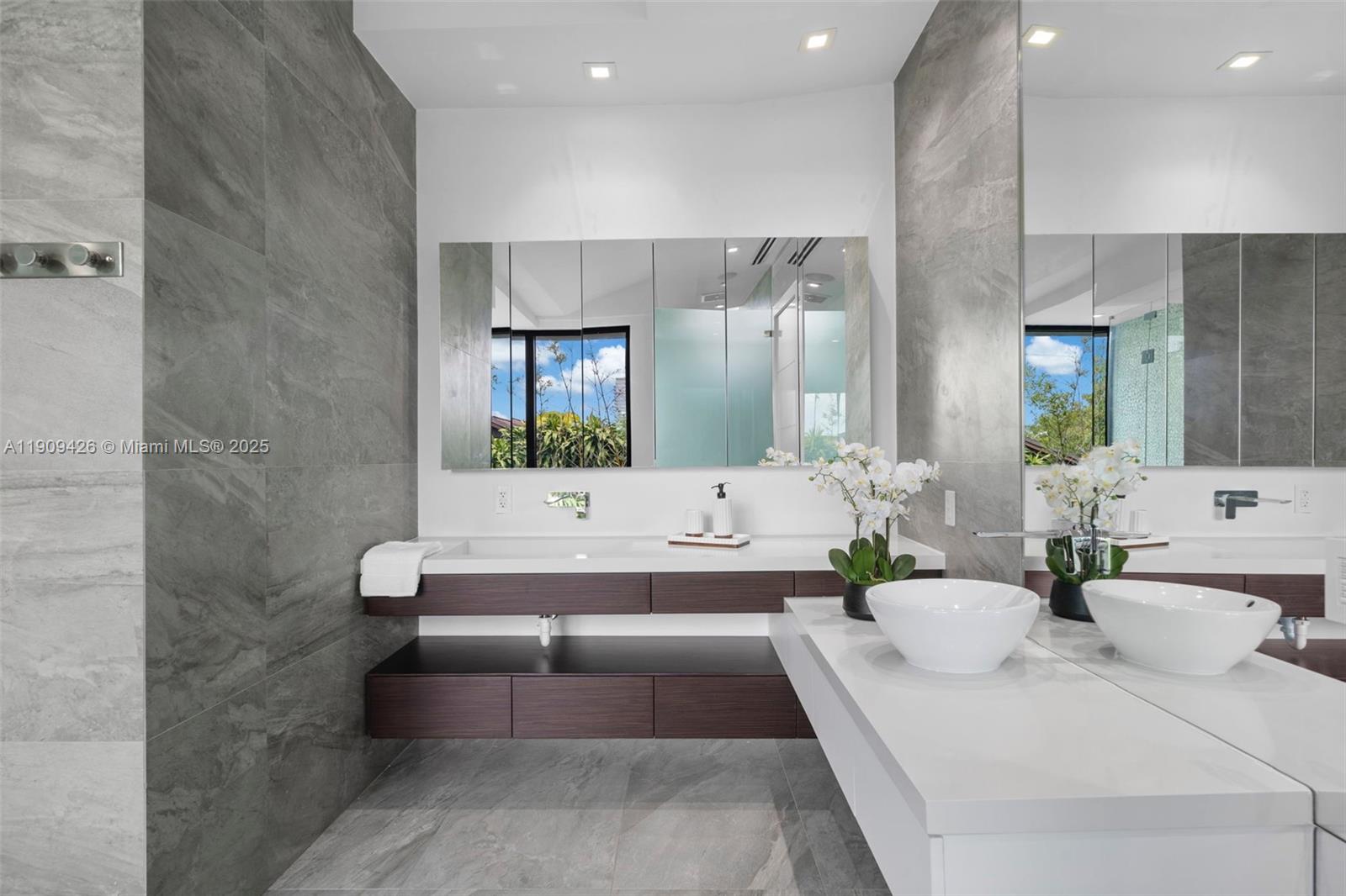 521 Holiday Dr Hallandale Beach, FL 33009