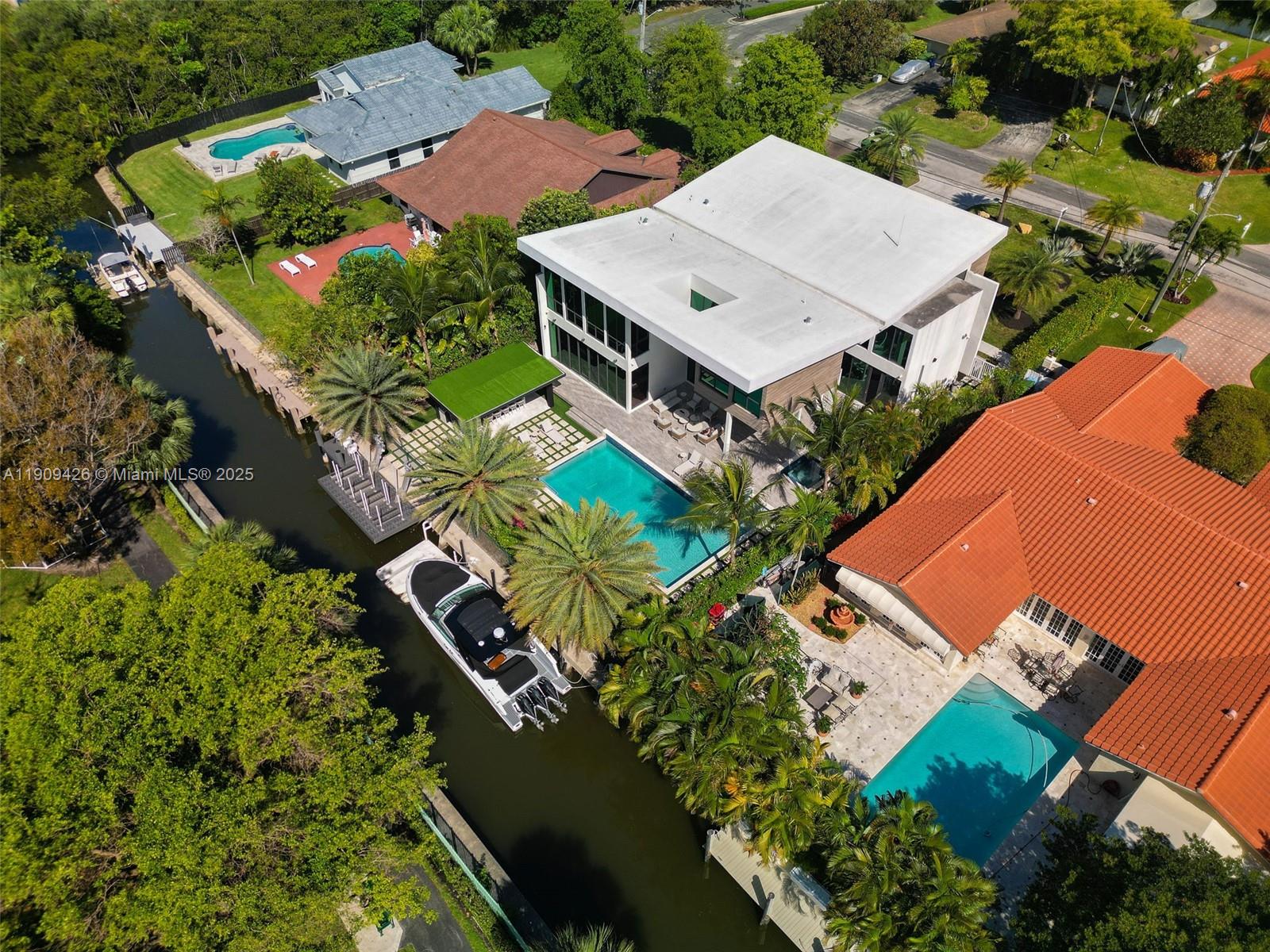 521 Holiday Dr Hallandale Beach, FL 33009