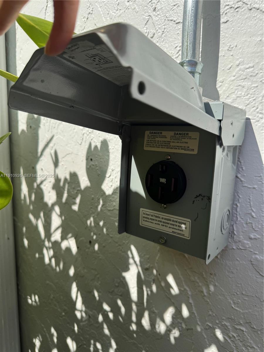 1222 Manor Ct Weston, FL 33326