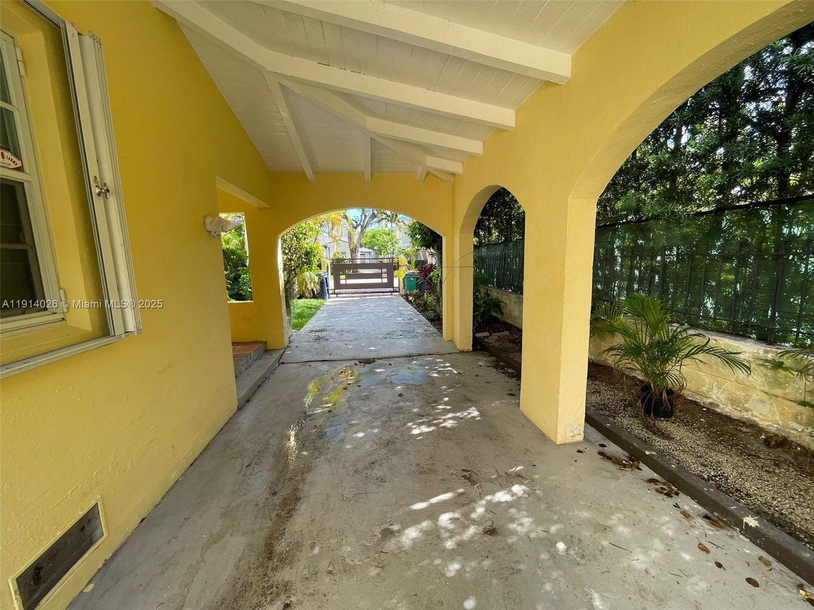 1018 W 47th St #1 Miami Beach, FL 33140