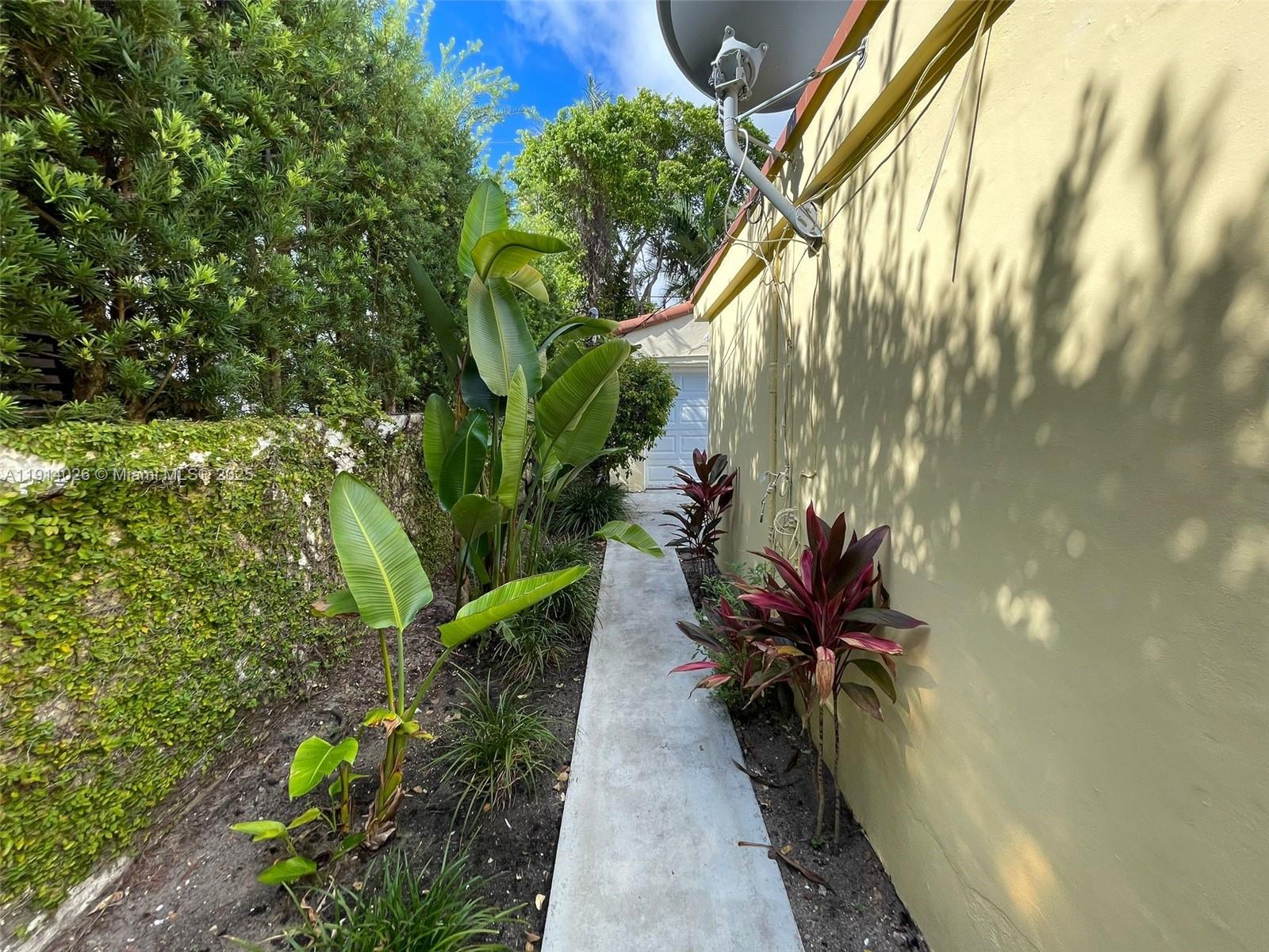 1018 W 47th St #1 Miami Beach, FL 33140