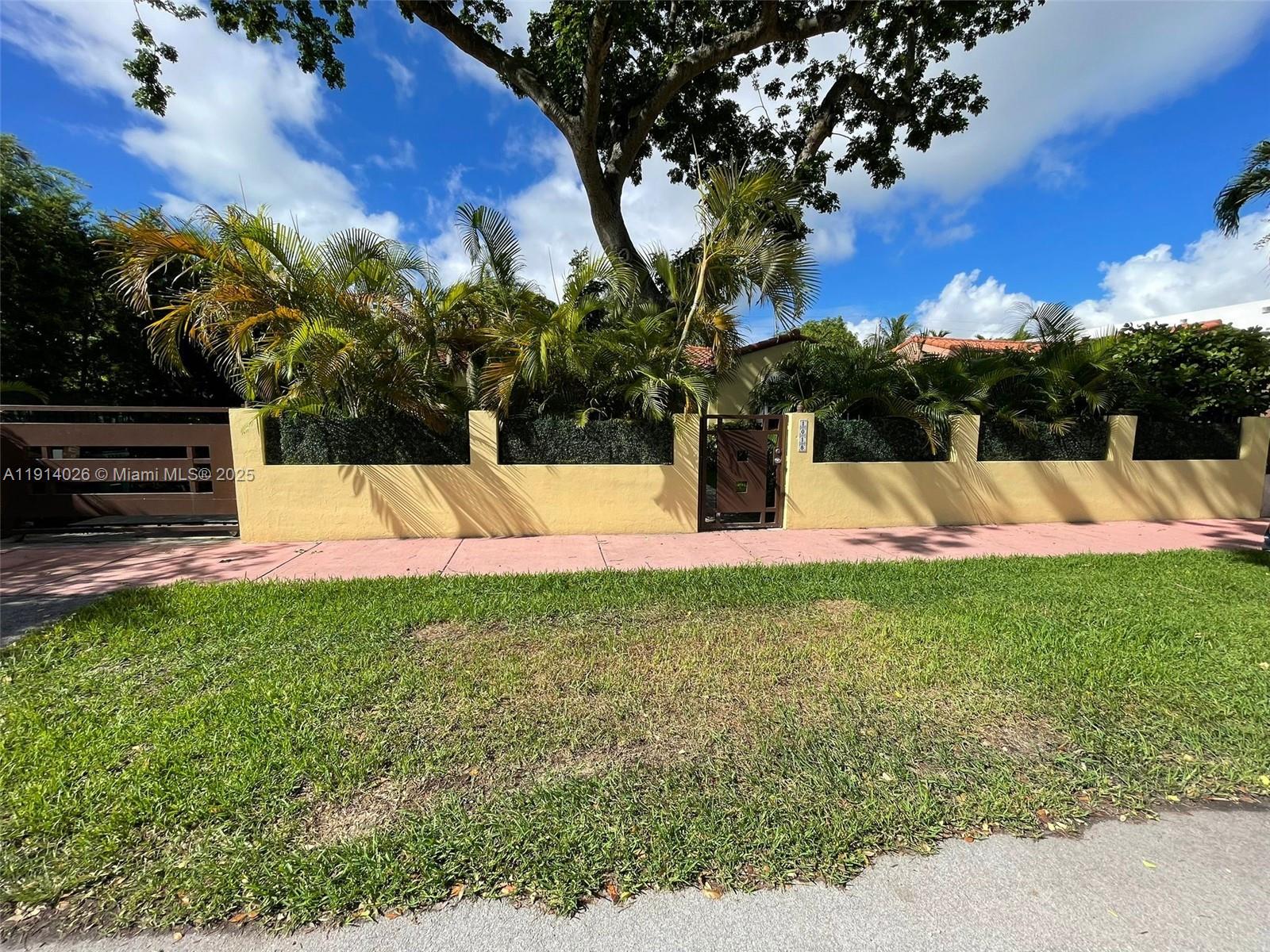 1018 W 47th St #1 Miami Beach, FL 33140