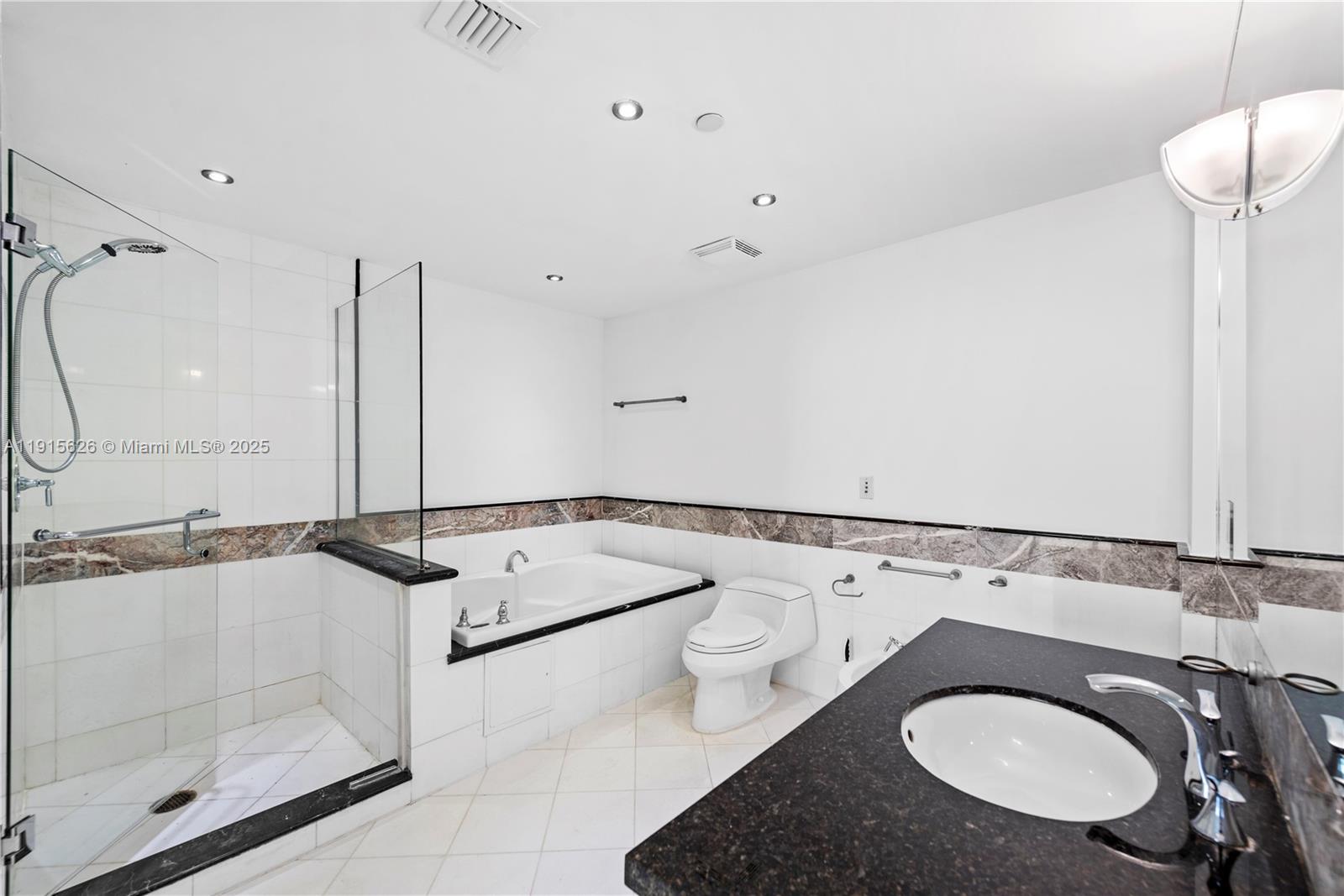 image The Bentley Bay Condo19