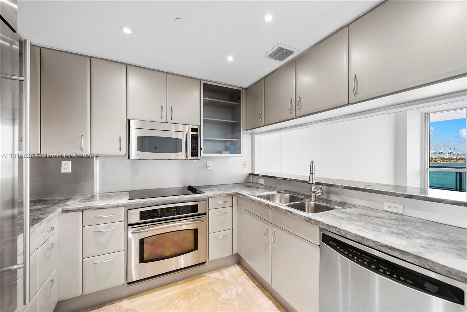 image The Bentley Bay Condo7