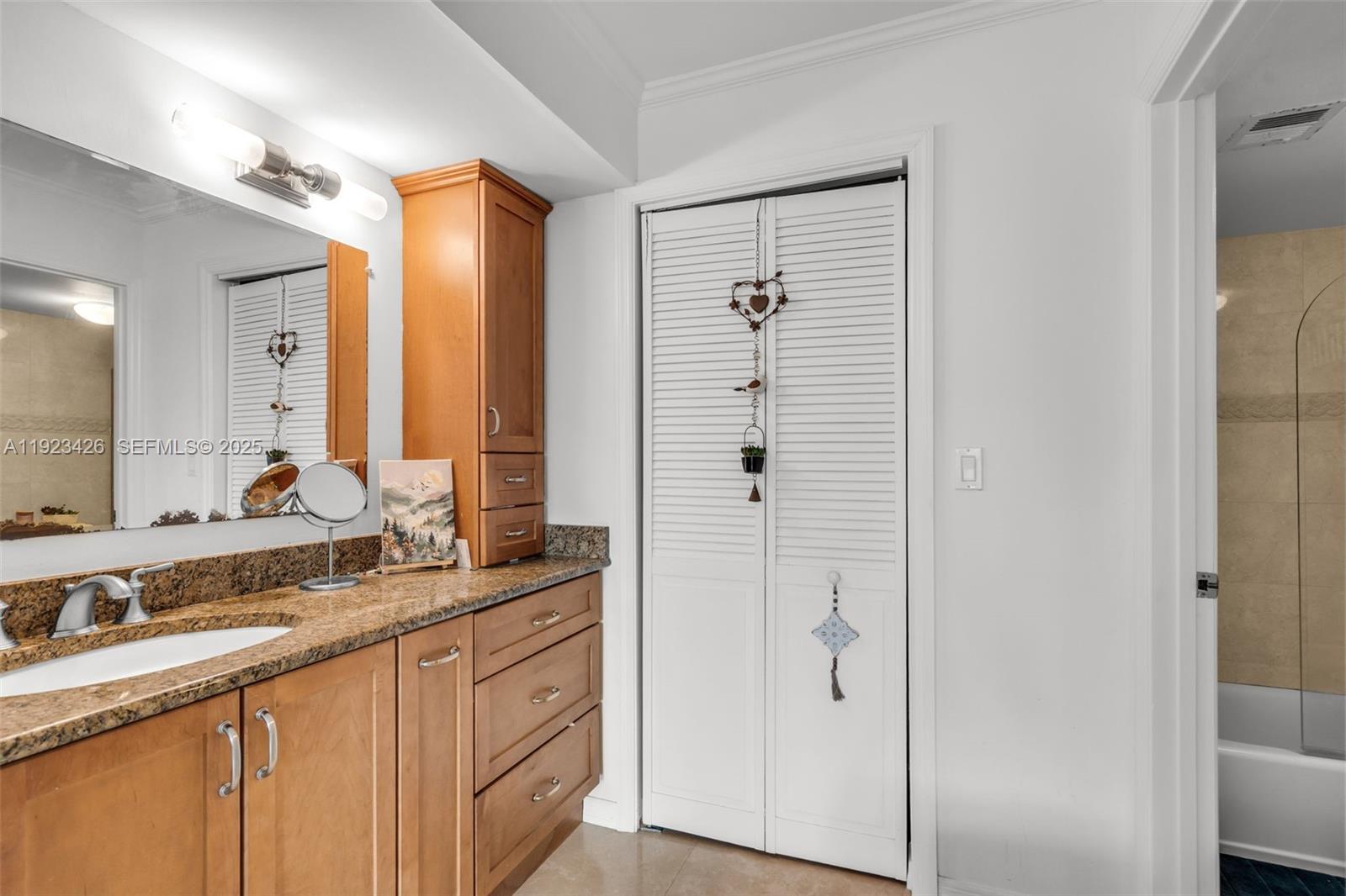 255 Galen Dr #2E Key Biscayne, FL 33149