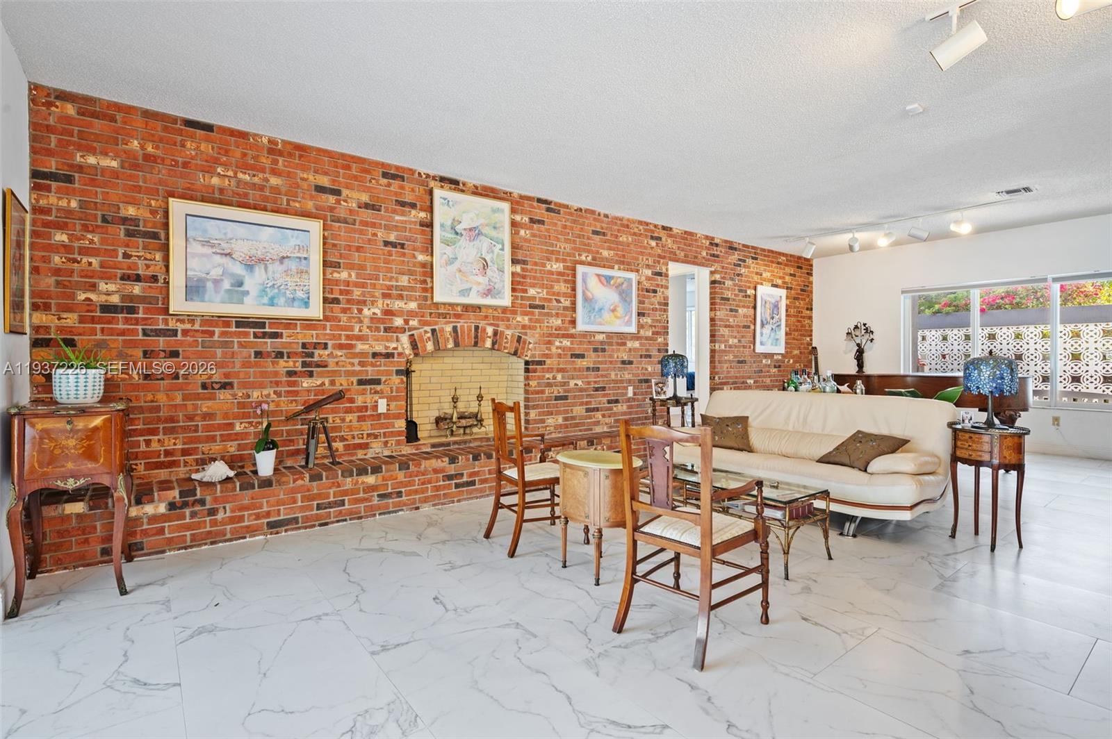 218 S Shore Dr Miami, FL 33133