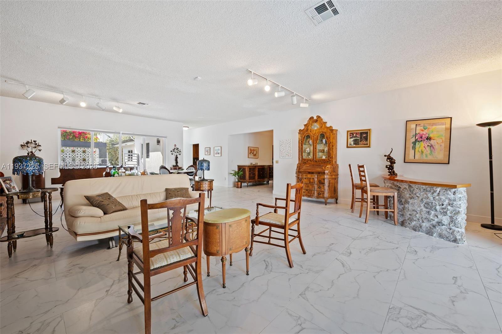 218 S Shore Dr Miami, FL 33133