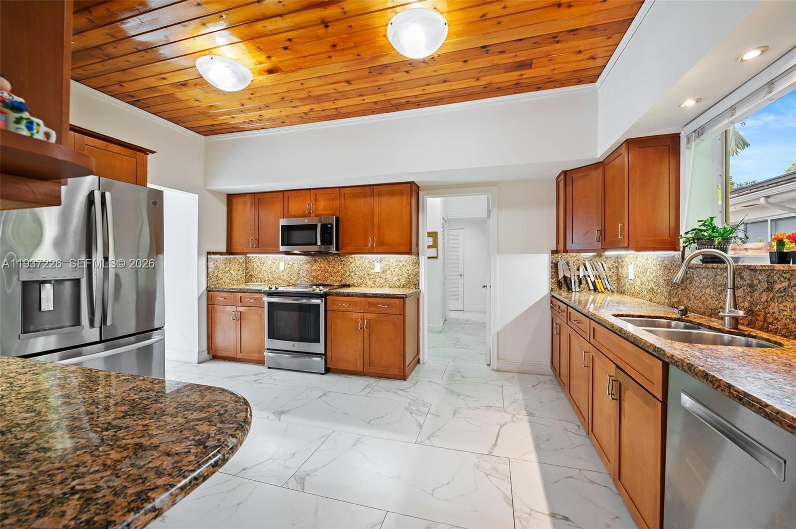 218 S Shore Dr Miami, FL 33133