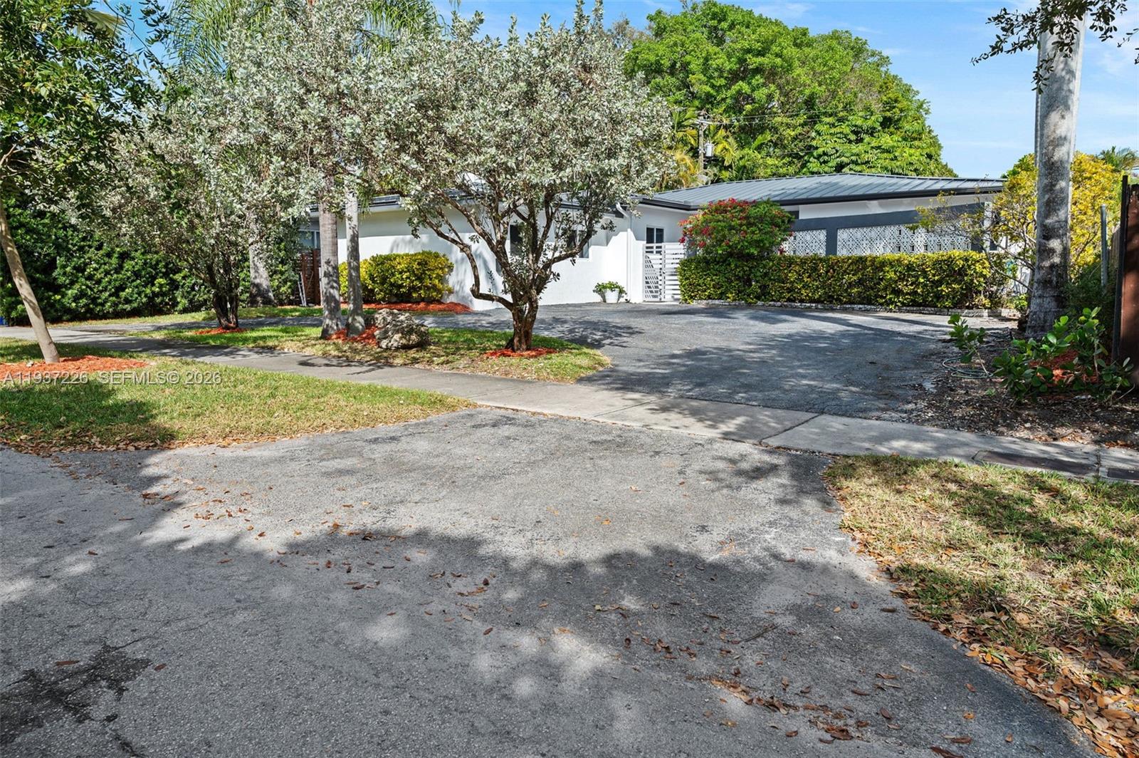 218 S Shore Dr Miami, FL 33133