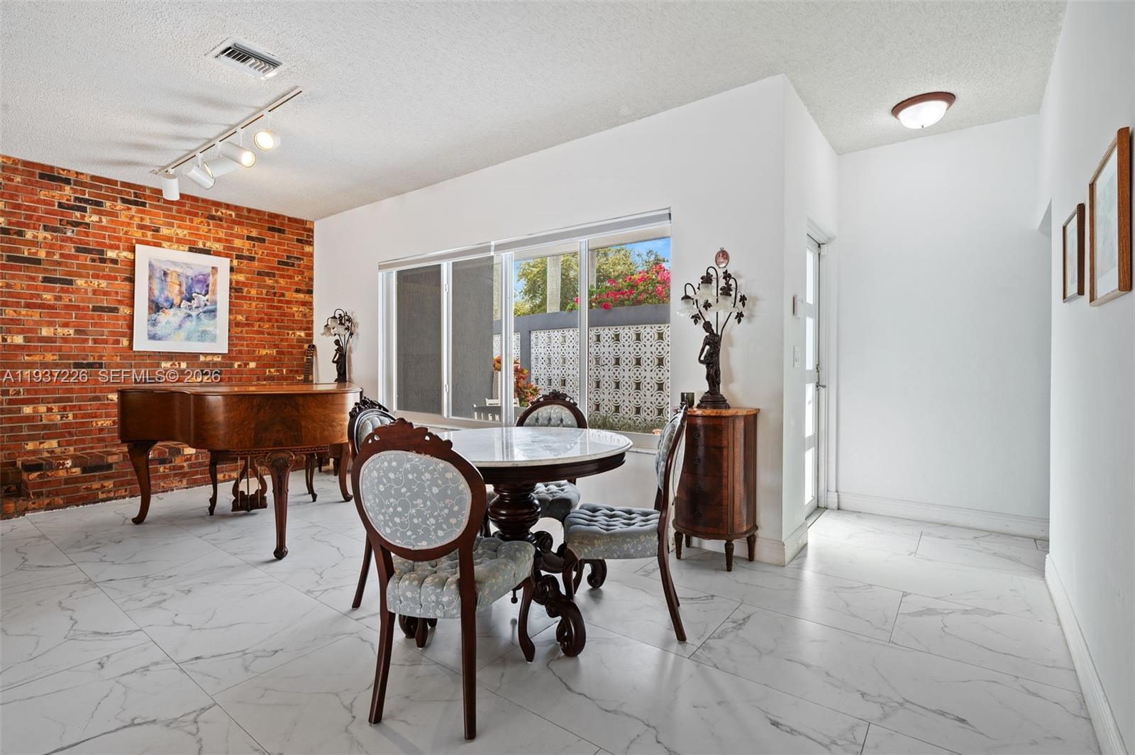 218 S Shore Dr Miami, FL 33133