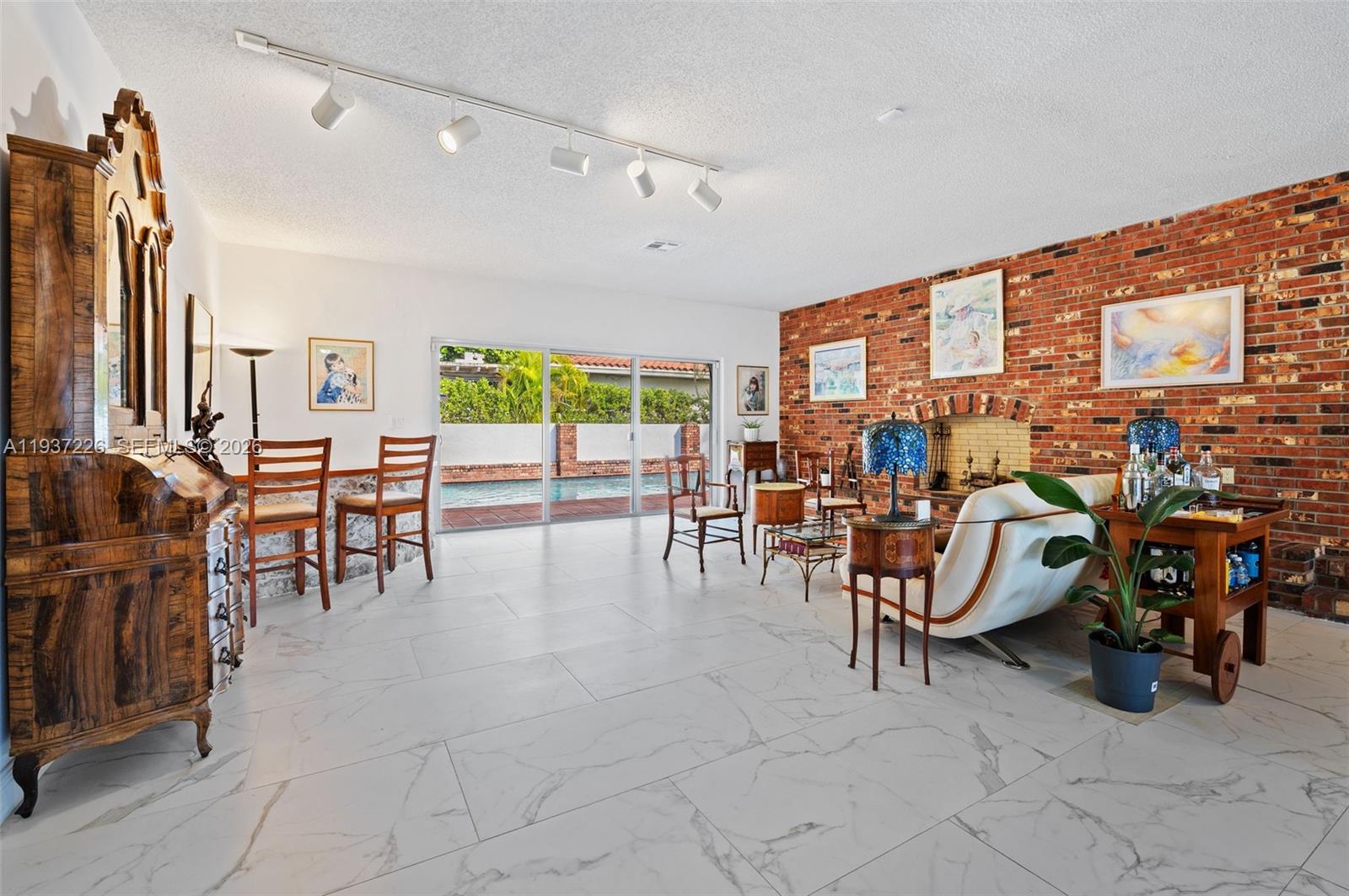 218 S Shore Dr Miami, FL 33133