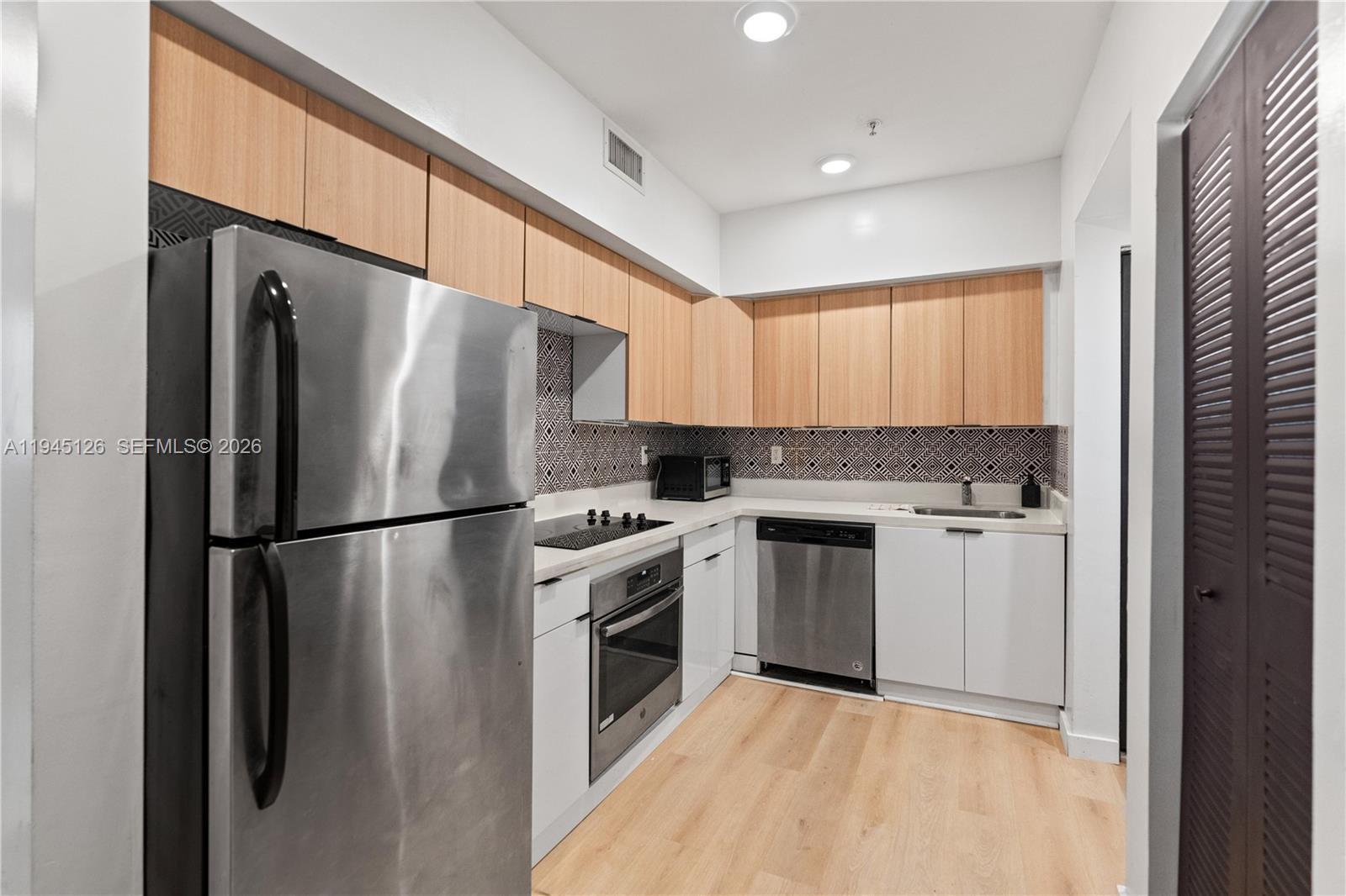 810 7th St #102 Miami Beach, FL 33139