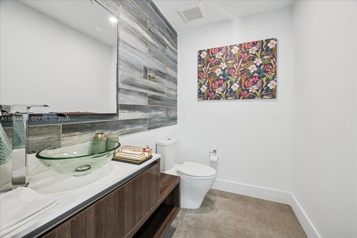 2305 Magnolia Dr North Miami, FL 33181