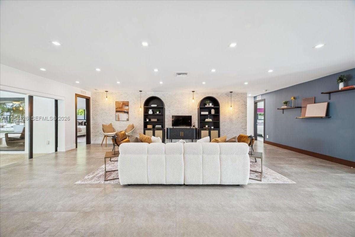 2305 Magnolia Dr North Miami, FL 33181