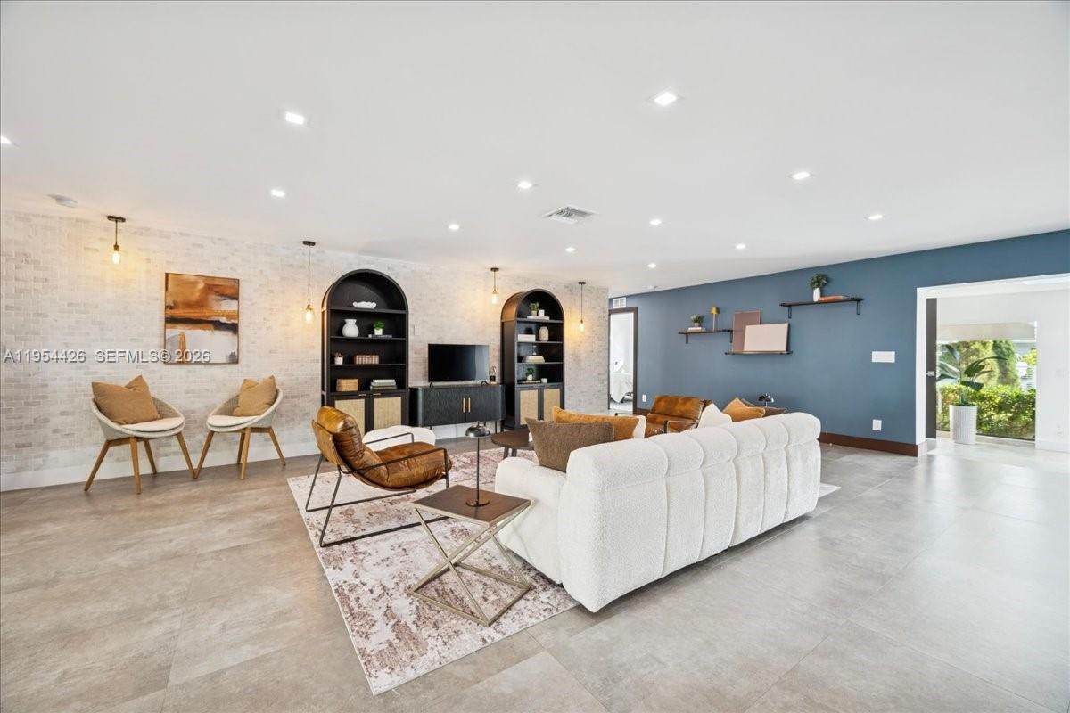 2305 Magnolia Dr North Miami, FL 33181