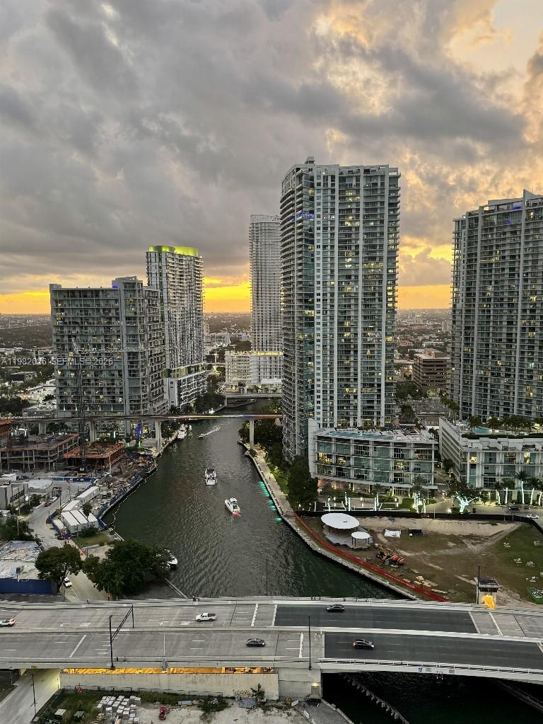 image Brickell on the River North2
