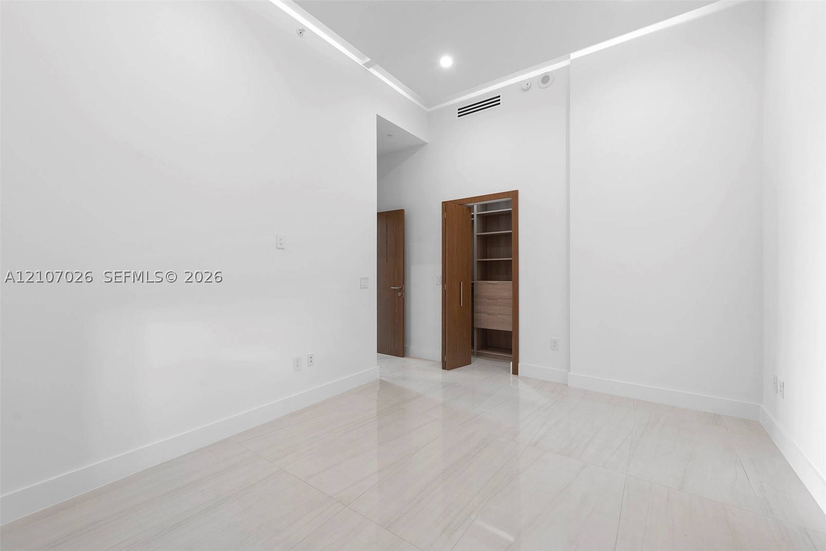 480 NE 31st St #PH5204 Miami, FL 33137